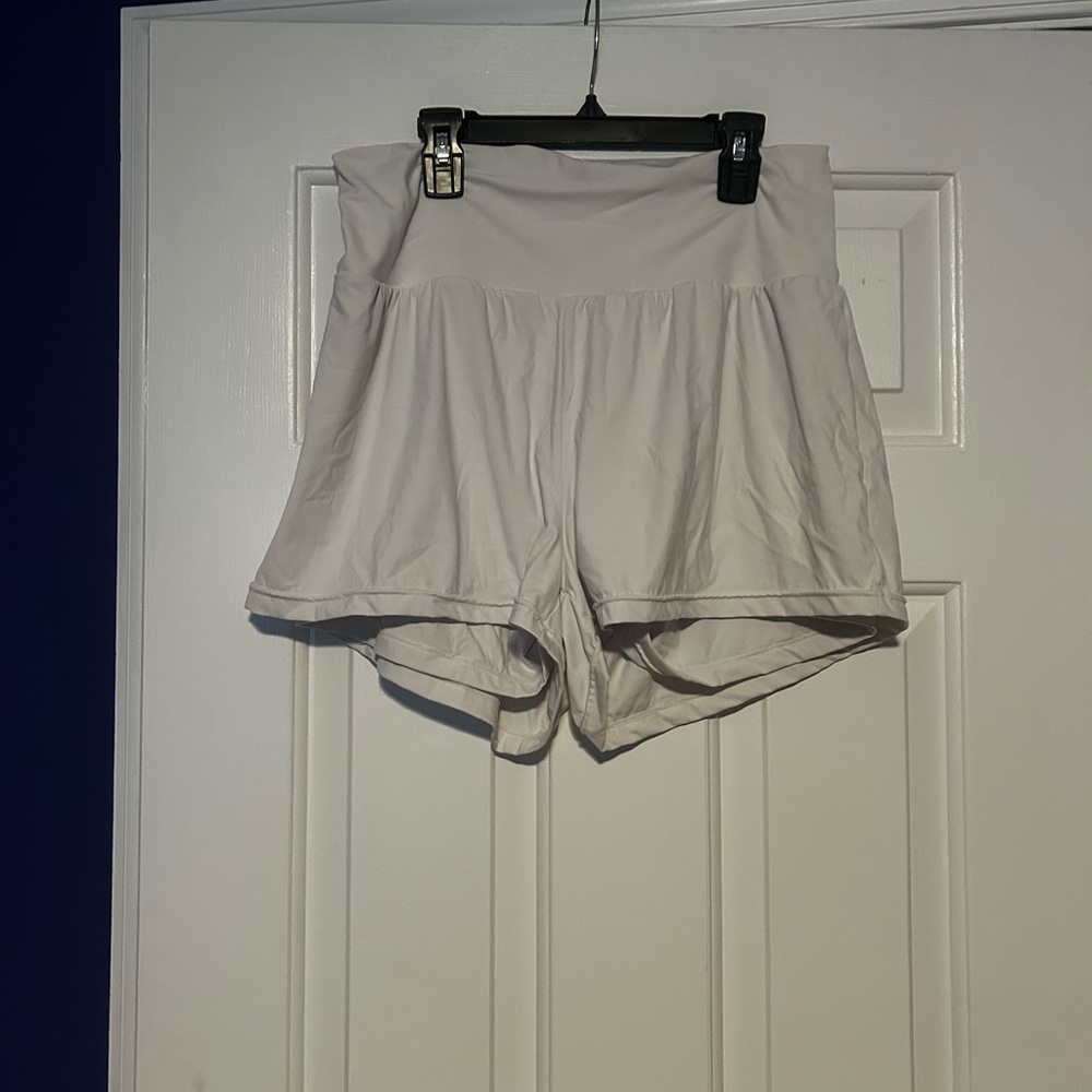 HALARA High Waist Cream Shorts